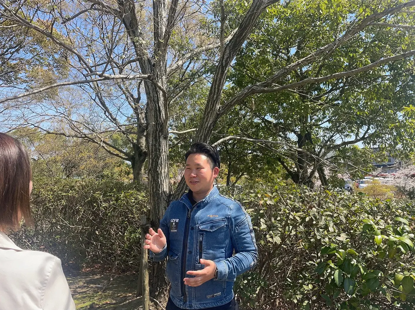 CONNIE'S GARDEN提供、アーボプラスの溝口大樹さんがお客様と温かい交流、2025年4月撮影