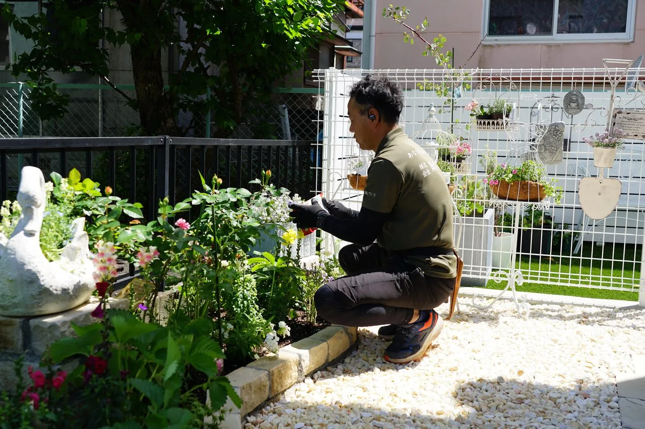 CONNIE'S GARDEN提供、洋風の庭を手入れする松本さん。2026年4月21日撮影